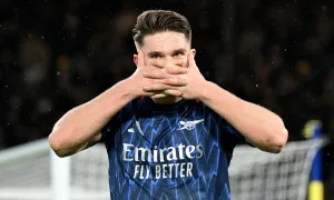 Arsenal hơn Man City 7 điểm