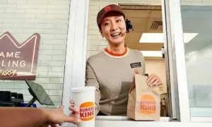 Burger King thử nghiệm tai nghe AI theo dõi nhân viên